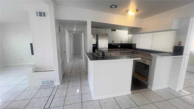 Building Photo - 110 14th Ave SW