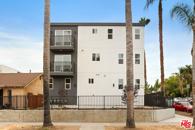 Building Photo - 4232 Rosewood Ave