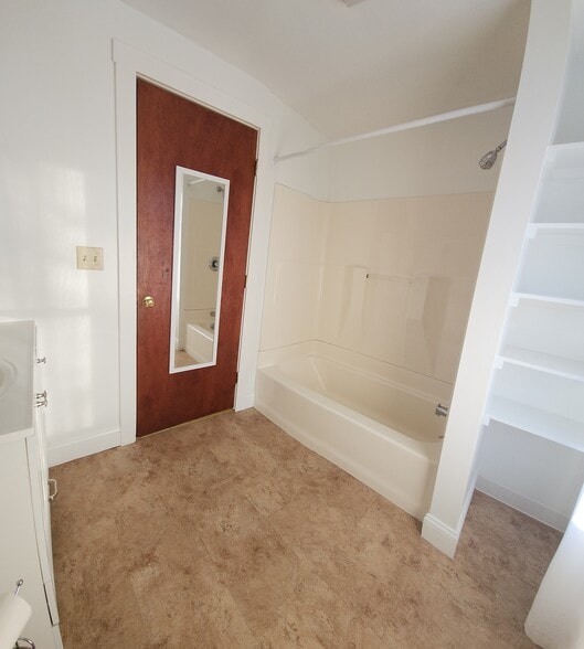 Building Photo - 27 Orient St