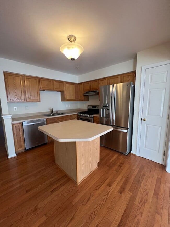 Building Photo - SPACIOUS TOWNHOUSE IN GERMANTOWN