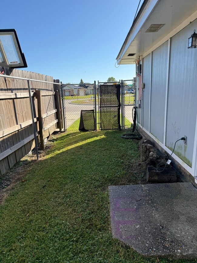 Building Photo - 204 Dale Ave