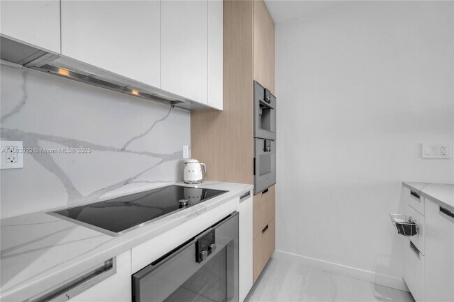 Building Photo - 15701 Collins Ave