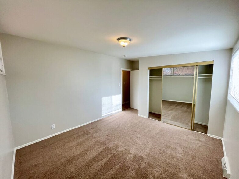 Building Photo - 1641 E 86th Pl