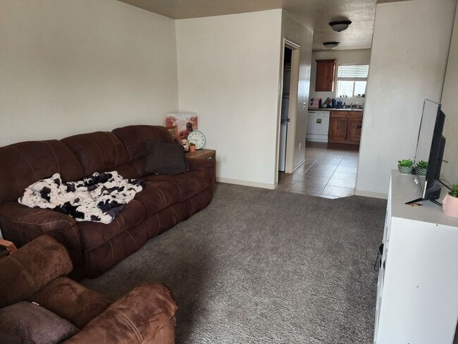 Building Photo - Charming Twinhome