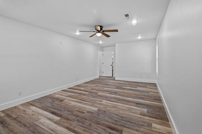 Building Photo - 4024 E Wagon Wheel Rd