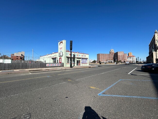 Building Photo - Gorgeous 3 bedroom 1 1/2 bathroom Single F...