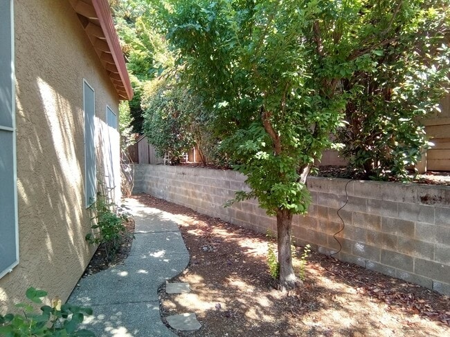 Building Photo - Gated: Single Story Heritage Oaks 3 Bedroom Plus Office/Den 3 Car Garage with lots of built in fo...