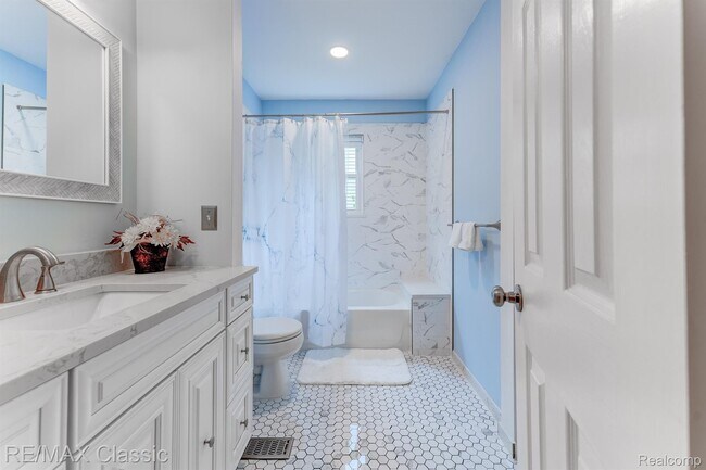 Building Photo - 24323 Pinecrest St
