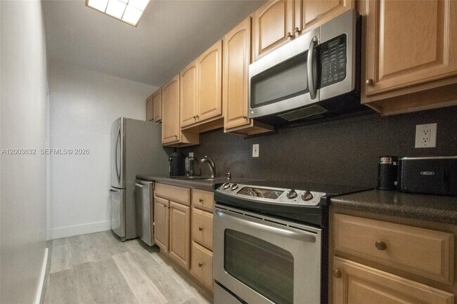 Building Photo - 100 Lincoln Rd