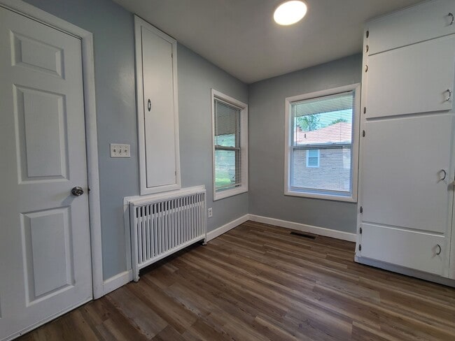 Building Photo - Spacious 4-Bed, 2-Bath Updated Home in Ben...