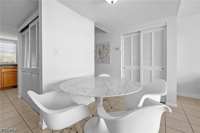 Building Photo - 864 Courtington Ln