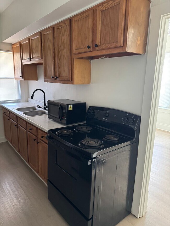 Building Photo - 2 Bedroom, 1 Bath Single Family Home - Sou...