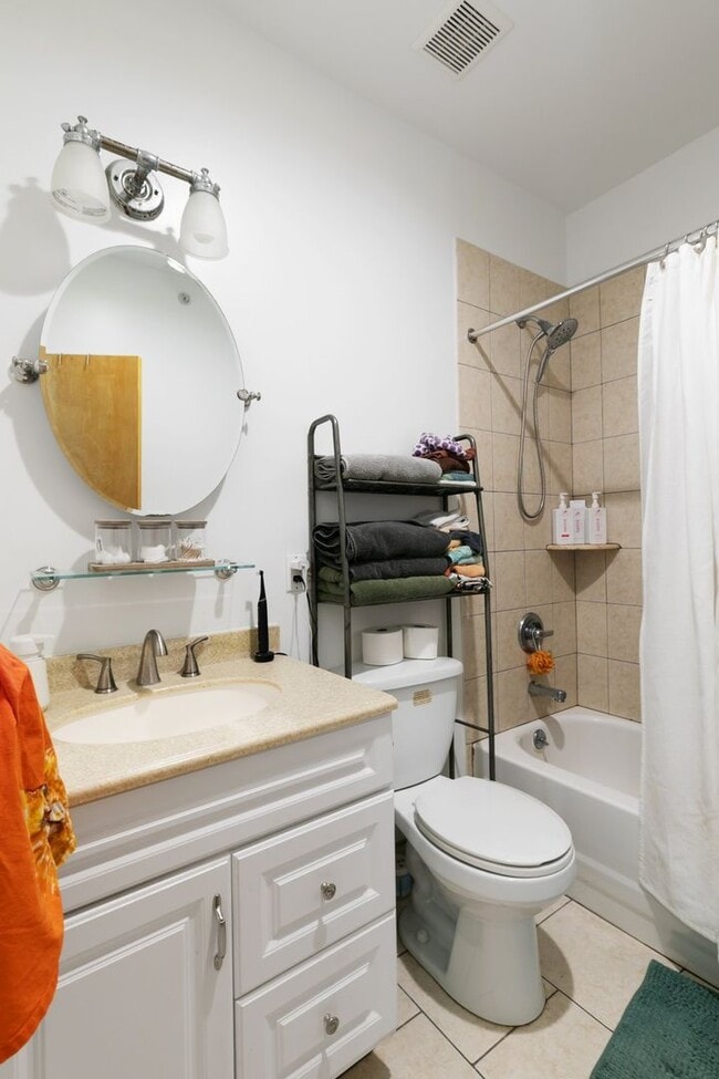 Building Photo - Well-maintained 2-bedroom, 1-bath bi-level apartment | Washington Square West