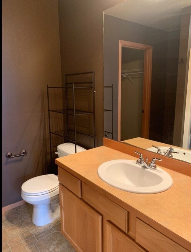 Building Photo - Spacious 2 Bed 2.5 Bath Townhome with Attached Garage in Cle Elum