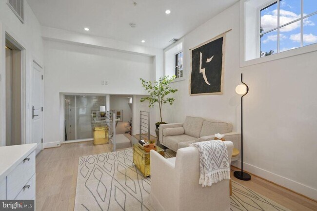 Building Photo - 1211 G St SE