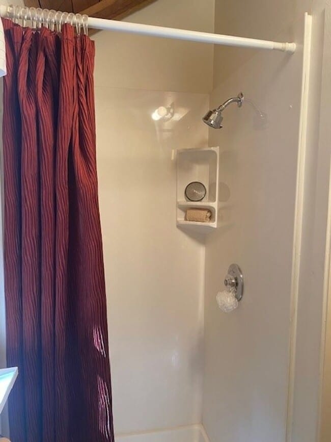 Building Photo - Charming Studio Cottage for Lease