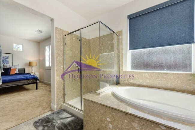 Building Photo - Beautiful 3 Bed 2.5 Bath 1,983sqft single family home with New LVP Flooring & 3-Car Garage in Ana...