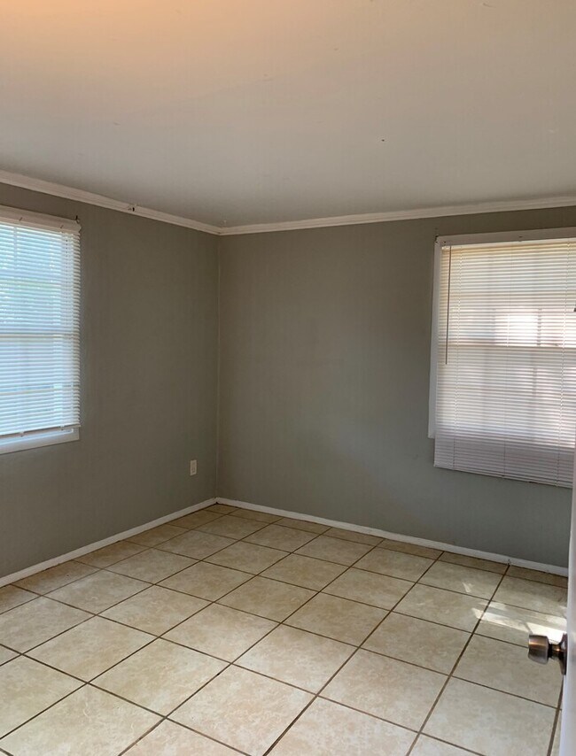 Building Photo - Spacious 3 Bedroom Home Near River City Marketplace