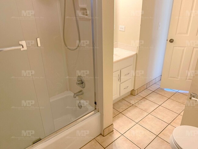 Building Photo - House on Howes!