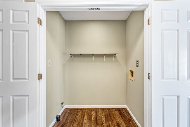 Building Photo - Newly Updated Park Place Townhome in Green...