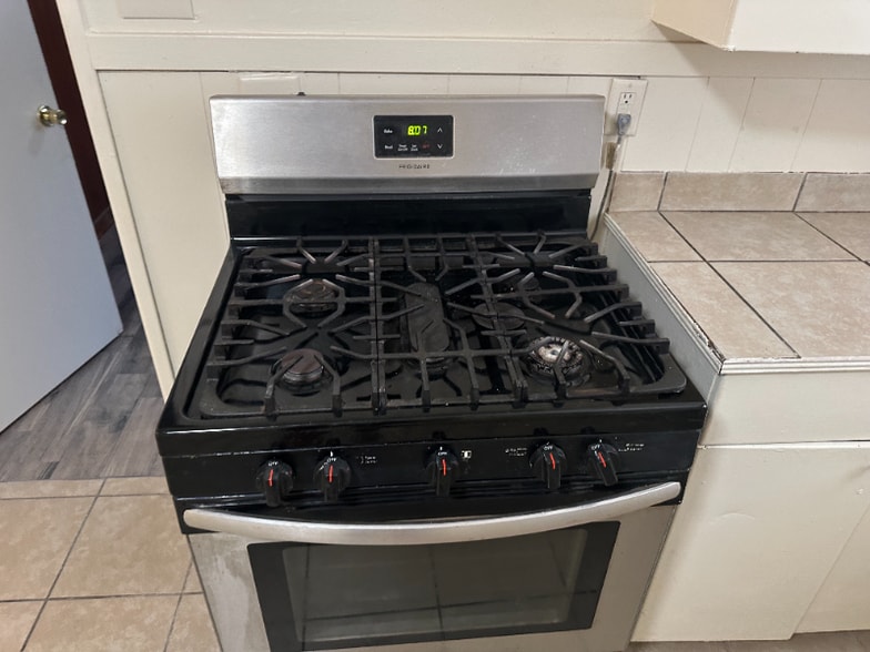 Building Photo - 3049 Lakewood Dr