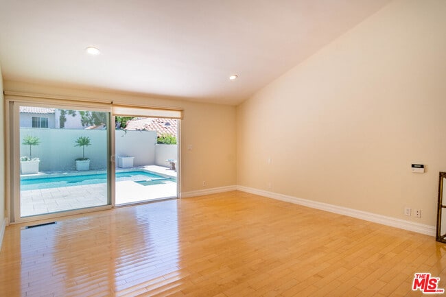 Building Photo - 480 N Robinwood Dr