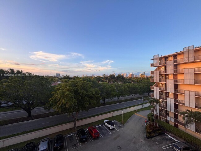 Building Photo - 3101 N Country Club Dr