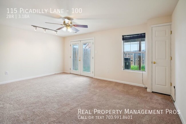Building Photo - Spacious 3-Story End-Unit Townhome in Prim...
