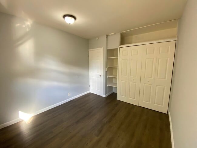 Building Photo - 428 Roseland Dr