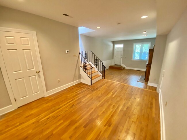 Building Photo - Chic Shaw Townhouse 2bd/2.5 bath with Deco...