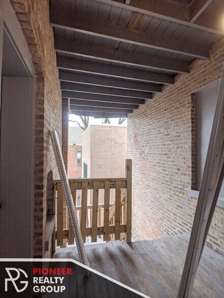 Building Photo - 437 W Belden Ave