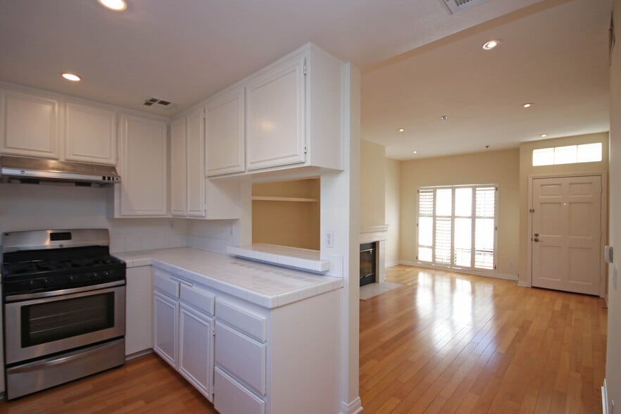 Building Photo - 111 S Oak Knoll Ave