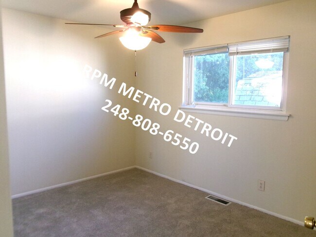 Building Photo - Move in ready Ranch Style Home in Westland