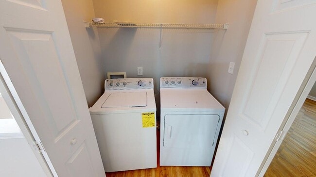 Building Photo - Recently Renovated Single Family Home in t...