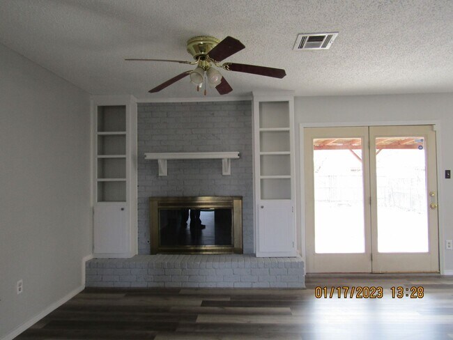 Building Photo - West side home located close to shopping, restaurants