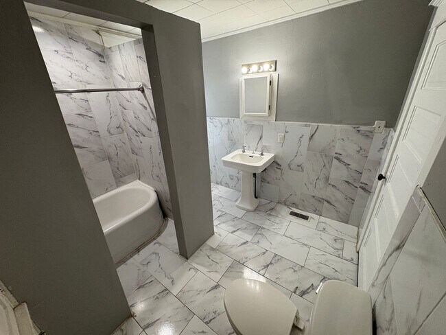 Building Photo - Charming 3-Bed Home with Spacious Layout & Large Backyard