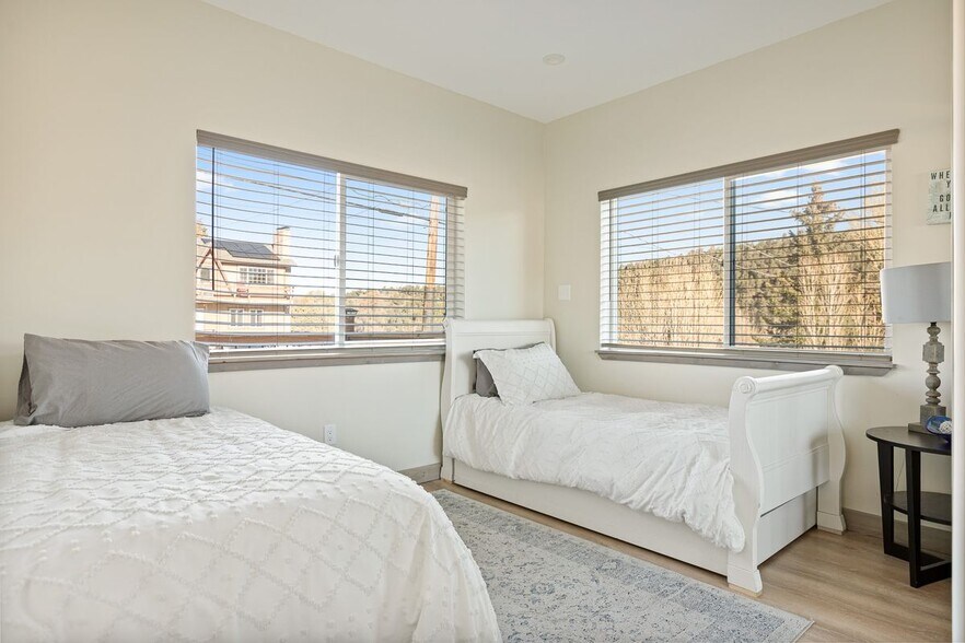 Building Photo - 1215 Valley View Dr