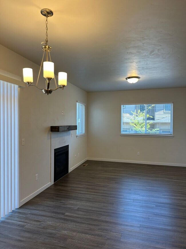 Building Photo - 944 NE Paula Dr