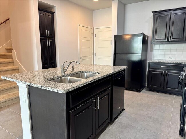 Building Photo - 6814 E Riverside Dr