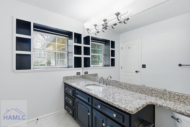 Building Photo - 405 Club Dr