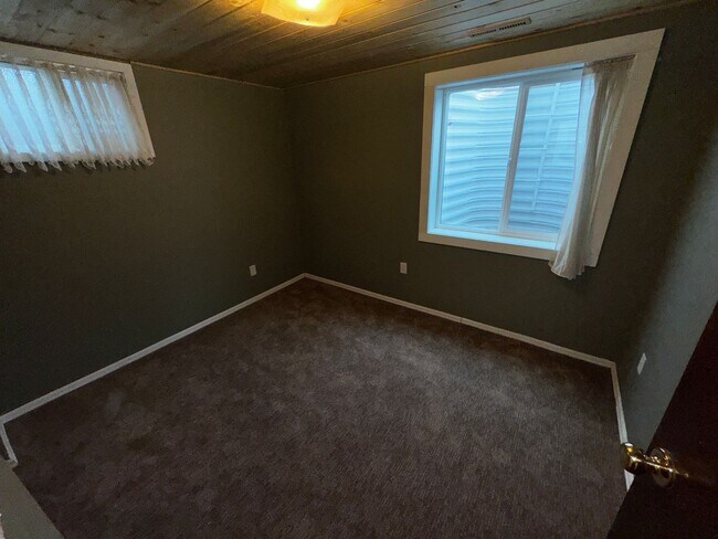 Building Photo - Clean 5 Bedroom Ranch in NW Fort Collins