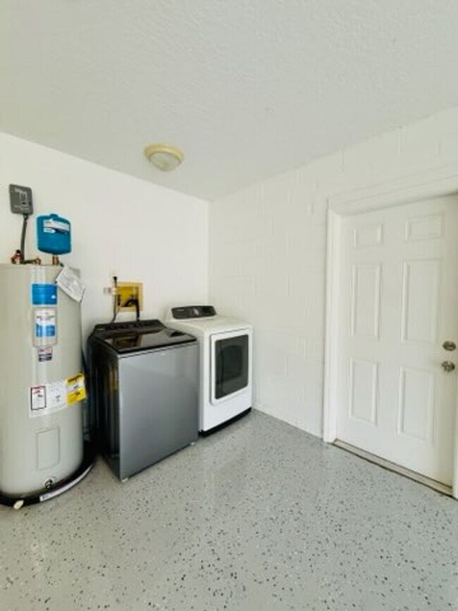 Building Photo - Kissimmee - 3 Bedroom, 2 Bathroom - $2,295.00