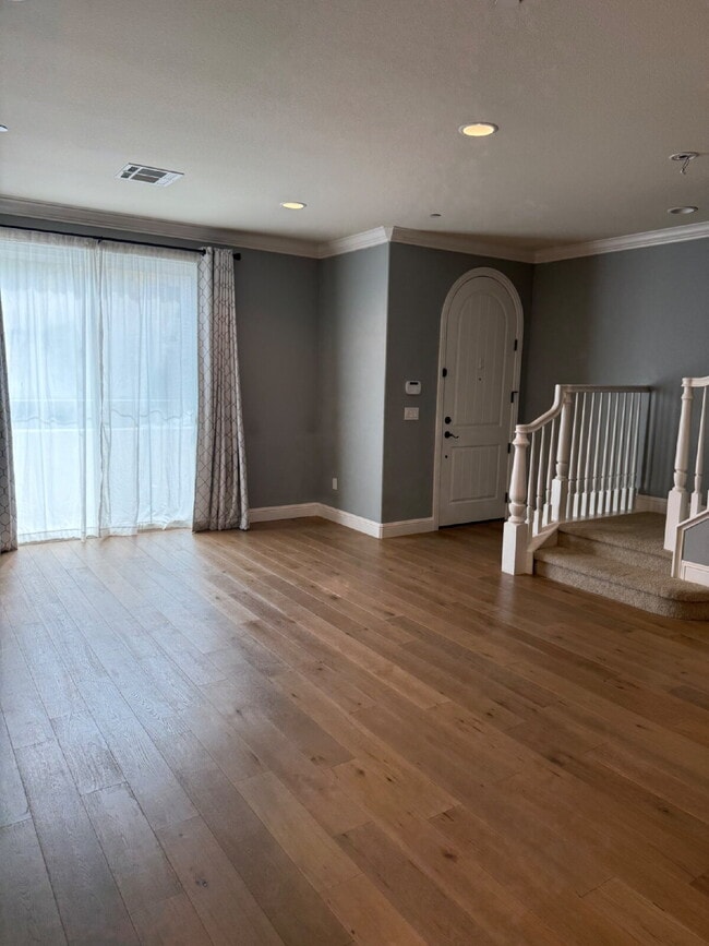 Building Photo - Gorgeous 3 Bed, 2.5 Bath Condo in Perfect ...