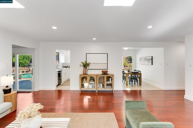 Building Photo - 2424 San Miguel Dr