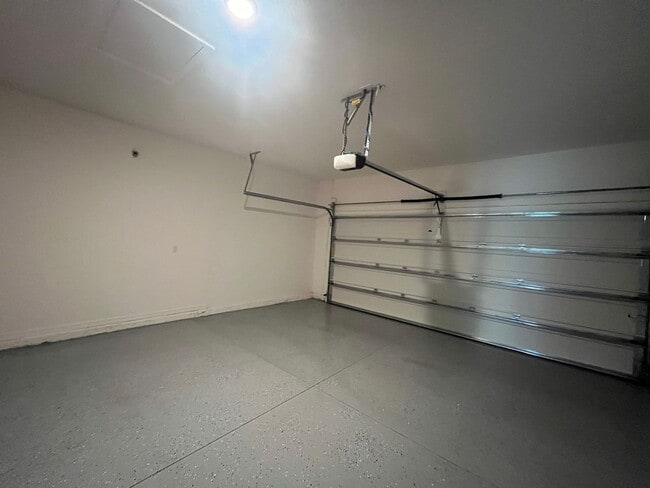 Building Photo - Like-New Lakefront Home in Sawmill Creek