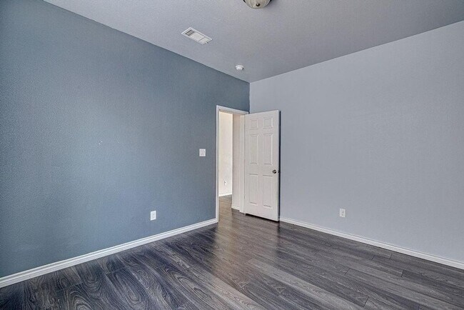 Building Photo - Spacious 4BR House in Burleson