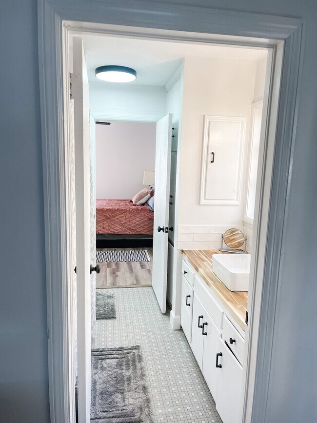 Building Photo - Charming Apt near Savannah's Historic District! Unit 1