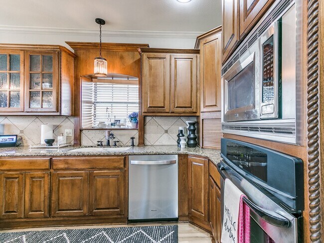 Building Photo - Gorgeous 2 Story Home In Bixby Schools!