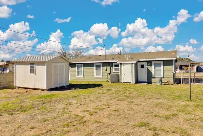 Building Photo - 3704 Travis Ave