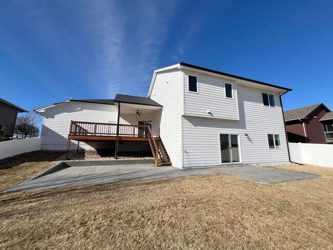 Building Photo - 4 Bed/3.5 Bath with 4 Stall Heated Garage!